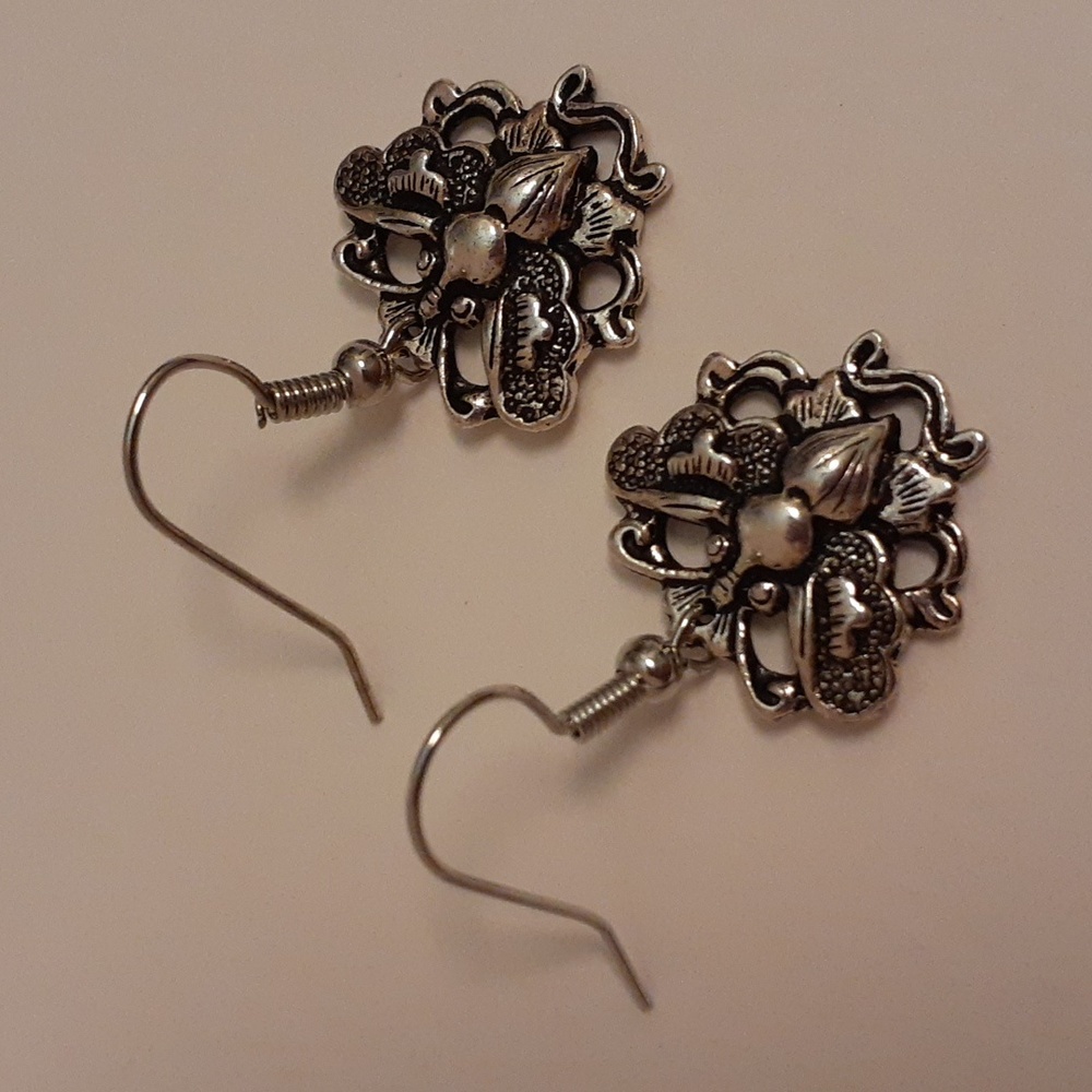NWOT Silver Butterfly Charm Pierced Earrings Q138
